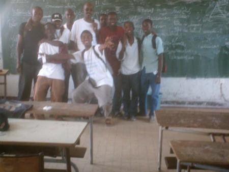 mr ly et ses éléves lors du dernier cours d'histoire-géo en 3e