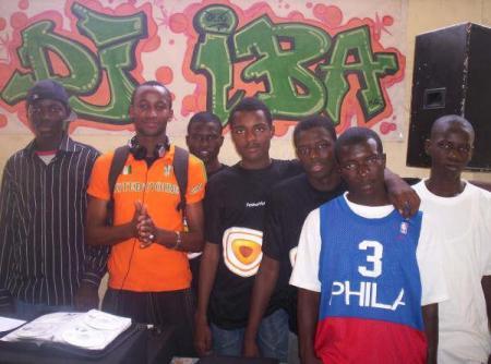 lé dj avec lé membres du  foyer de kleber